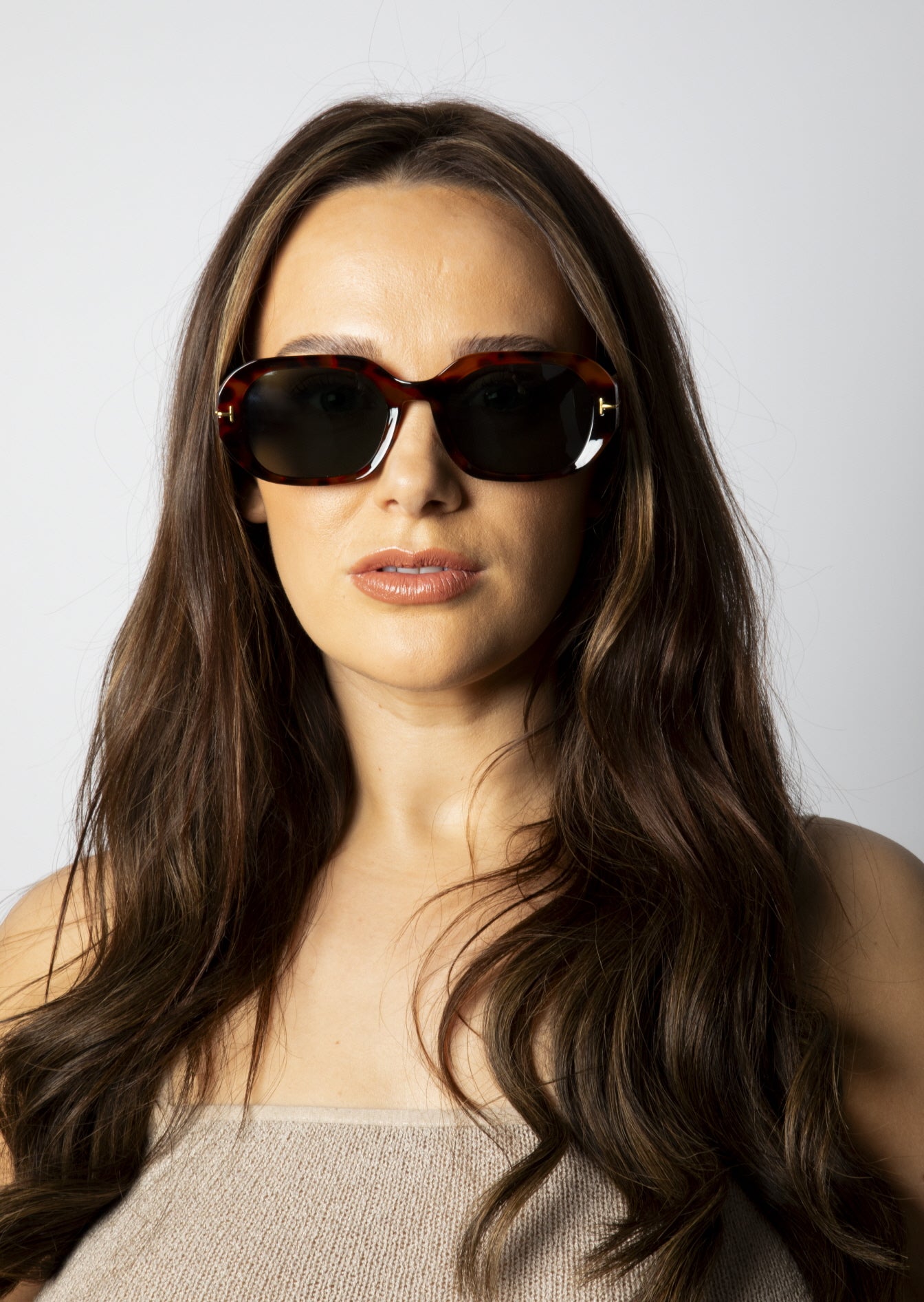 Oval Sunglasses with Wide Arm in Tortoiseshell
