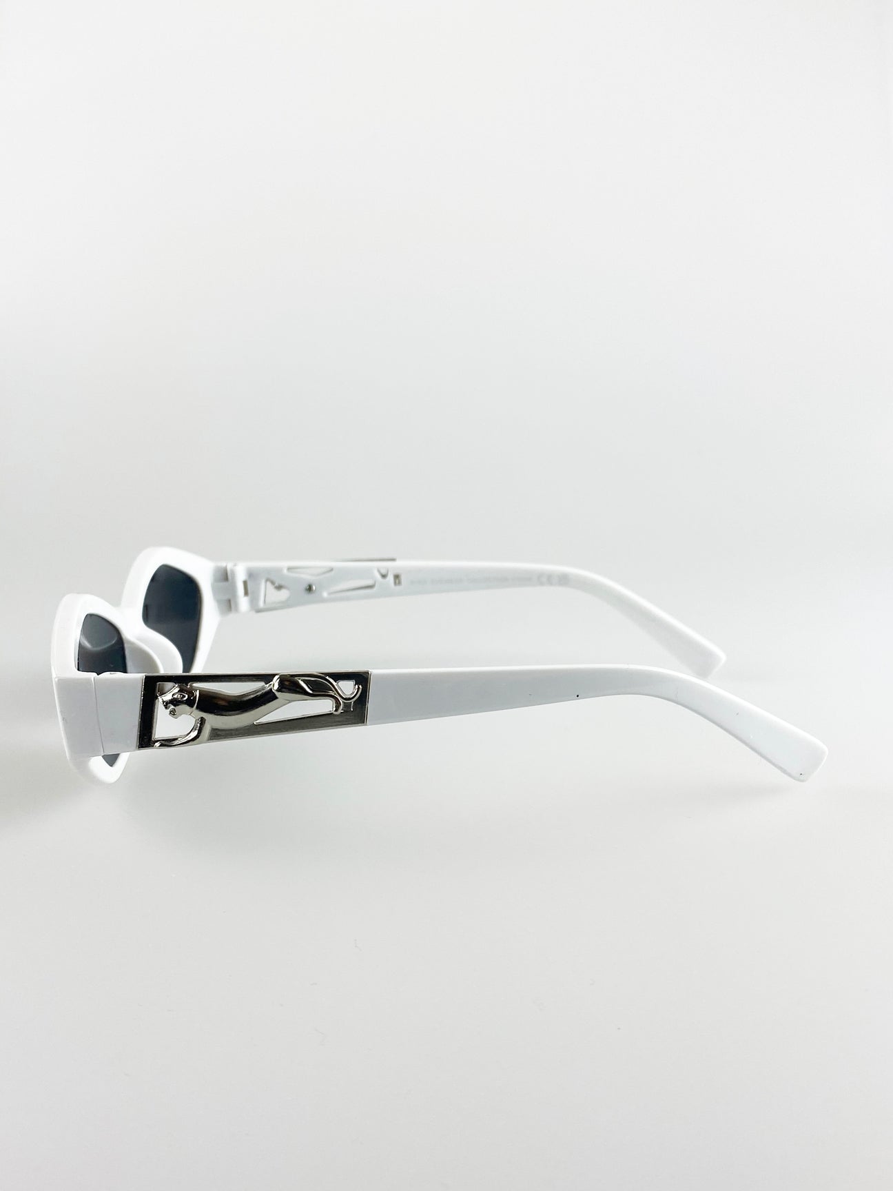 Cateye sunglasses in white with panther badge