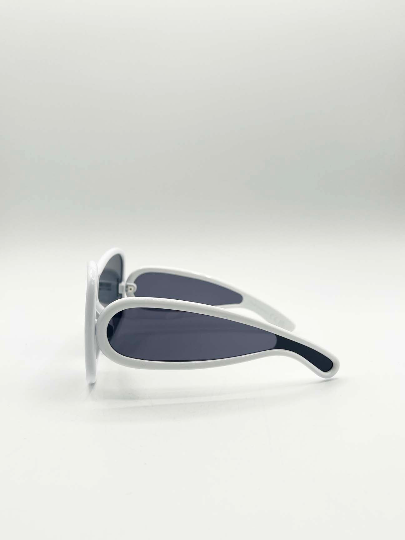 Square Shape_Oversized Mask Sunglasses in White Black