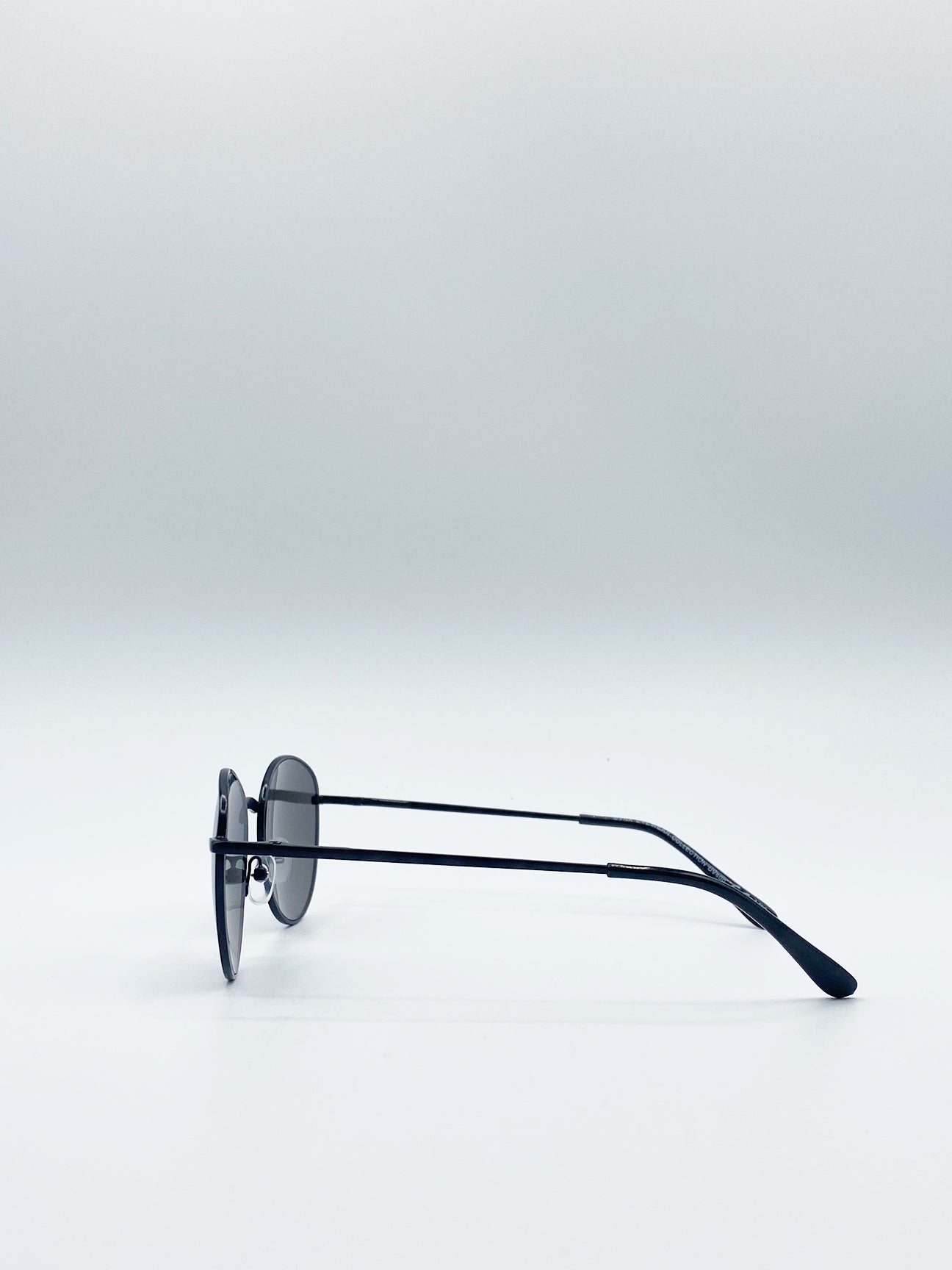 Classic Round Sunglasses In Matte Black With Silver Mirror Lenses