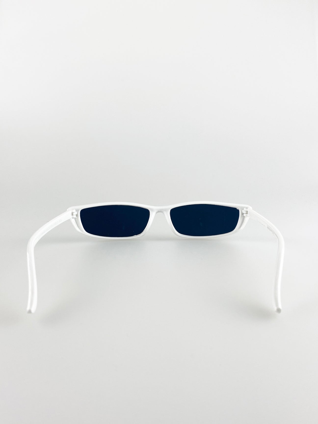 Retro Slim Cateye Sunglasses In White