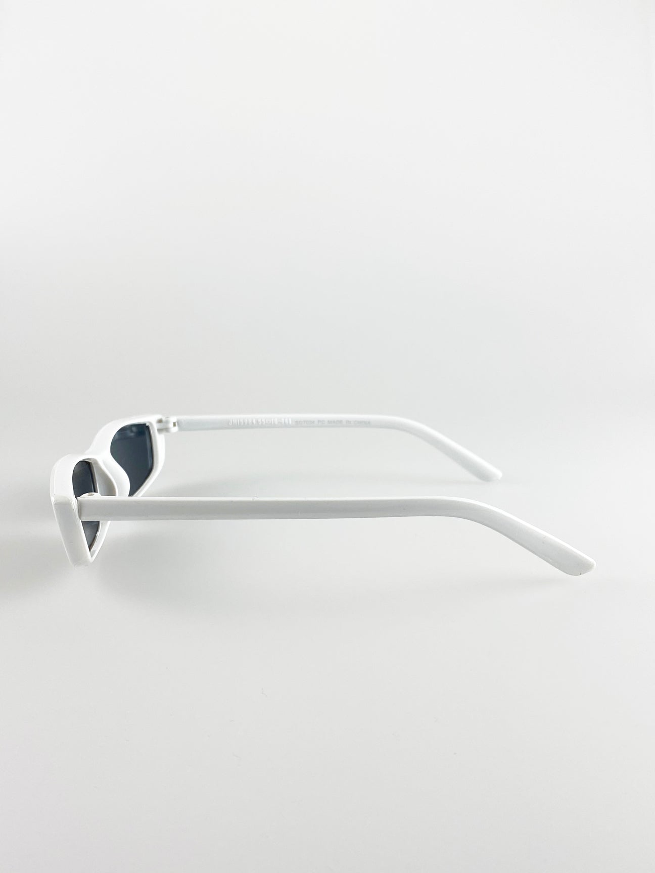 Retro Slim Cateye Sunglasses In White